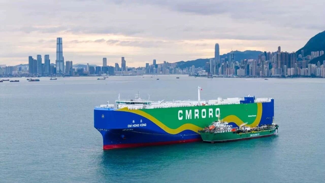 招商局滚装船CM Hong Kong在港完成绿色甲醇船对船加注